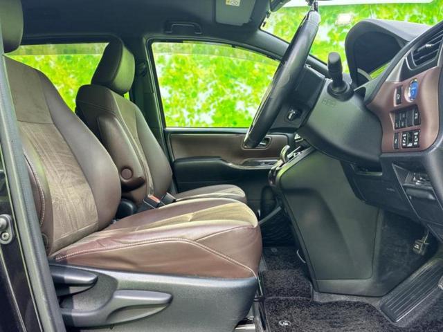 エスクァイア ハイブリッドGiプレミアムパッケージ 保証書/純正 10インチ SDナビ/フリップダウンモニター 純正 12.8インチ/衝突安全装置/両側電動スライドドア/シートヒーター/車線逸脱防止支援システム/シート ハーフレザー 後席モニター(4枚目)