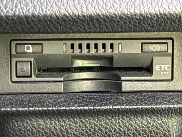 エスクァイア ハイブリッドGiプレミアムパッケージ 保証書/純正 10インチ SDナビ/フリップダウンモニター 純正 12.8インチ/衝突安全装置/両側電動スライドドア/シートヒーター/車線逸脱防止支援システム/シート ハーフレザー 後席モニター(18枚目)