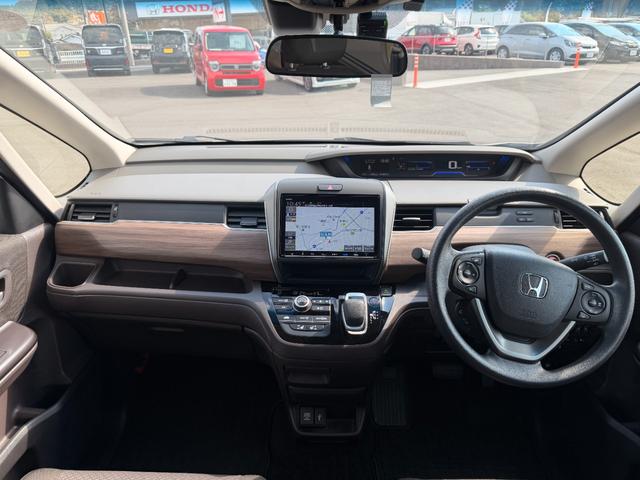 フリード+ハイブリッド ハイブリッドG 1オナ バックモニター フルセグテレビ オートクルーズコントロール ABS ナビTV LEDヘッドランプ シートヒータ USB DVD再生可 VSA ドライブレコーダー キーフリー(13枚目)