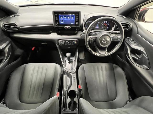 ヤリス Ｘ　衝突被害軽減ブレーキ　地デジ　ＴＶ　横滑り防止装置付き　記録簿有　ワイヤレスキー　全周囲カメラ　バックガイドモニター　サイドエアバック　　Ｗエアバッグ　パワーウインドウ　　運転席エアバッグ　１オーナー（8枚目）