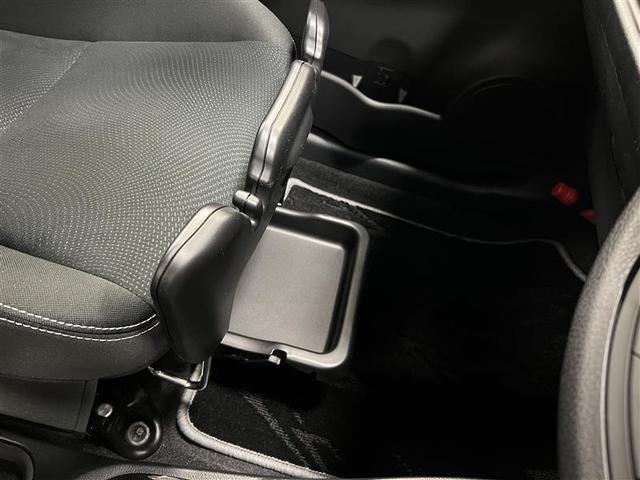 ヴィッツ Ｕ　盗難防止システム　衝突被害軽減ブレーキ　ＤＶＤ　ＬＥＤヘッドライト　キーレス　ＡＢＳ　エアコン　Ｂカメラ　スマートストップ　スマートキー　パワステ　ナビＴＶ　横滑り防止装置　パワーウィンドウ（26枚目）