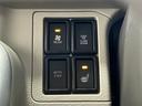 後席のクーラーや電動オートステップ、運転席のシートヒーターコントロールスイッチがハンドル左側に並んでいます!