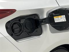 充電とガソリン、どちらでも走行可能なＰＨＥＶ！充電ポートは車体右側にあります！ 3