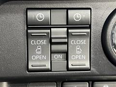 両側のパワースライドドアは、運転席からも開閉操作出来ます！予約機能を使うと、カードキーを持って近付くだけでロック解除とスライドドアオープンが可能です！ 4