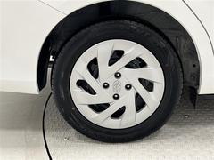 タイヤサイズは１８５／６０Ｒ１５！納車前の点検時にタイヤ交換させていただきます！ホイールキャップに傷があります。 5