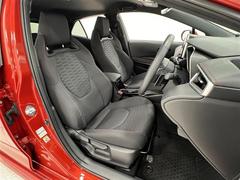 前席は小物入れを兼ねたひじ掛け付！スポーツシートでホールド感がありしっかり身体をサポート！ 2