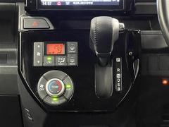 シフトレバーとエアコンの操作パネルをインパネに集約して、足元が広く使えるようになっています！ 6