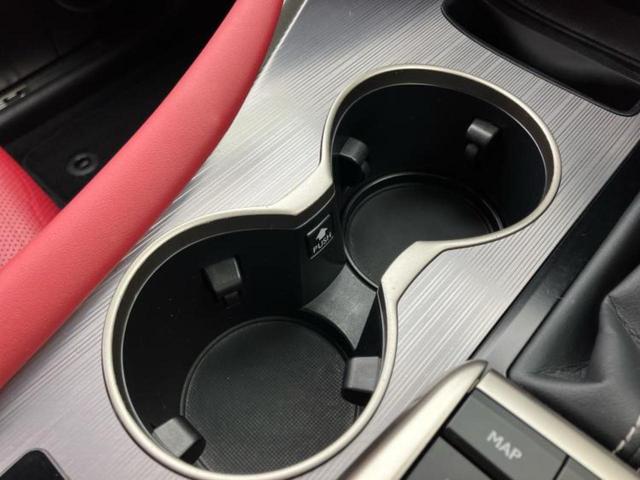 ＷＥＣＡＲＳでは各商談席に大型モニターをご用意しております！見やすい大画面でゆったりと全国の在庫をご覧いただけます！是非ご来店お待ちしております！