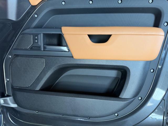 ディフェンダー １１０Ｘ　Ｄ３００　７人乗　ＡｐｐｌｅＣａｒＰｌａｙ　ＨＵＤ　Ｍｅｒｉｄｉａｎ　Ｓｏｕｎｄ（16枚目）