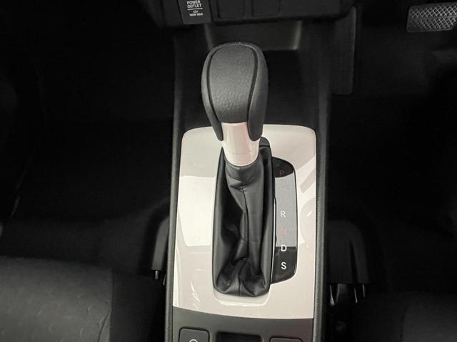 フィット ベーシック　登録済未使用車／Ｈｏｎｄａ　ＳＥＮＳＩＮＧ／ハロゲン／電子パーキングブレーキ／フルオートＡ／Ｃ／フルフラット／スマートキー（36枚目）