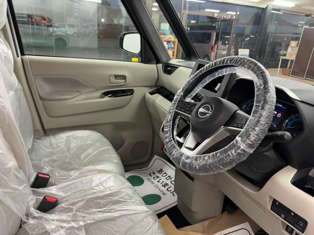 ルークス X 衝突被害軽減システム 誤発進抑制装置 スマートキー スマートシンプルハイブリッド LEDランプ フットパーキングブレーキ 片側電動スライドドア オートエアコン ホイールキャップ 助手席下収納BOX(57枚目)