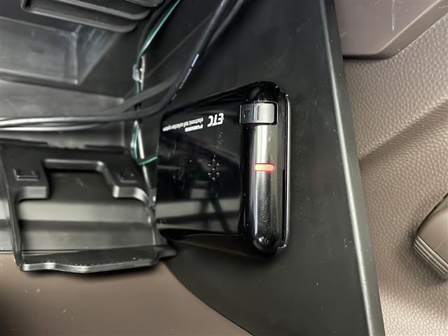 Ｘ　禁煙車　社外ナビ　ＣＤ　ＤＶＤ　Ｂｌｕｅｔｏｏｔｈ　ＴＶ　レザーシート　バックカメラ　ＥＴＣ　アイドリングストップ　革巻きステアリング　電格ミラー　ウィンカーミラー　ＨＩＤヘッドライト　オートライト(9枚目)