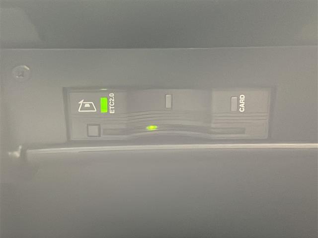 ジープ・レネゲード リミテッド　ワンオーナー　禁煙車　純正メモリナビ　バックカメラ　Ｂｌｕｅｔｏｏｔｈ／ＵＳＢ／ＡＵＸ接続　左右分離オートエアコン　アダプティブクルーズコントロール　ＥＴＣ２．０　純正１７インチアルミホイール（4枚目）