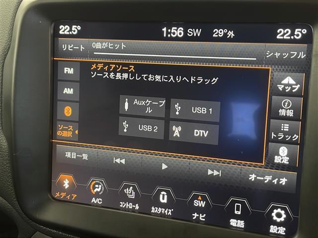 ジープ・レネゲード リミテッド　ワンオーナー　禁煙車　純正メモリナビ　バックカメラ　Ｂｌｕｅｔｏｏｔｈ／ＵＳＢ／ＡＵＸ接続　左右分離オートエアコン　アダプティブクルーズコントロール　ＥＴＣ２．０　純正１７インチアルミホイール（6枚目）