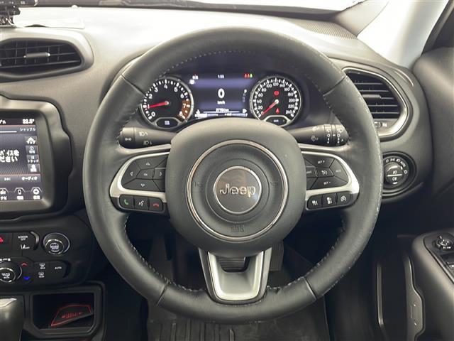 ジープ・レネゲード リミテッド　ワンオーナー　禁煙車　純正メモリナビ　バックカメラ　Ｂｌｕｅｔｏｏｔｈ／ＵＳＢ／ＡＵＸ接続　左右分離オートエアコン　アダプティブクルーズコントロール　ＥＴＣ２．０　純正１７インチアルミホイール（8枚目）
