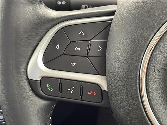 ジープ・レネゲード リミテッド　ワンオーナー　禁煙車　純正メモリナビ　バックカメラ　Ｂｌｕｅｔｏｏｔｈ／ＵＳＢ／ＡＵＸ接続　左右分離オートエアコン　アダプティブクルーズコントロール　ＥＴＣ２．０　純正１７インチアルミホイール（11枚目）