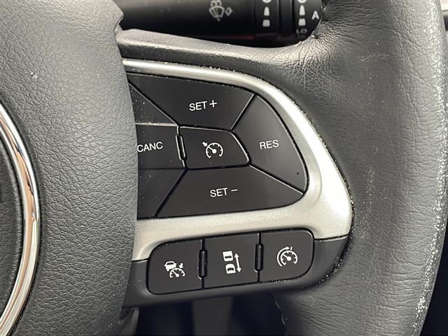 ジープ・レネゲード リミテッド　ワンオーナー　禁煙車　純正メモリナビ　バックカメラ　Ｂｌｕｅｔｏｏｔｈ／ＵＳＢ／ＡＵＸ接続　左右分離オートエアコン　アダプティブクルーズコントロール　ＥＴＣ２．０　純正１７インチアルミホイール（12枚目）