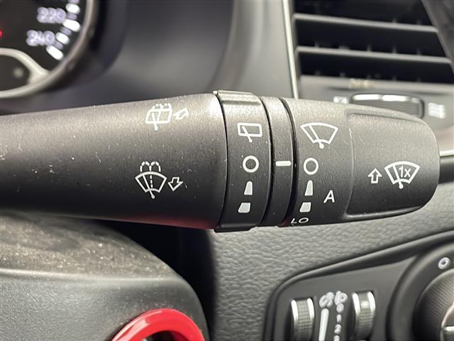 ジープ・レネゲード リミテッド　ワンオーナー　禁煙車　純正メモリナビ　バックカメラ　Ｂｌｕｅｔｏｏｔｈ／ＵＳＢ／ＡＵＸ接続　左右分離オートエアコン　アダプティブクルーズコントロール　ＥＴＣ２．０　純正１７インチアルミホイール（13枚目）