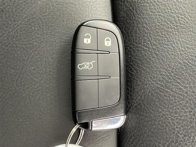 ジープ・レネゲード リミテッド　ワンオーナー　禁煙車　純正メモリナビ　バックカメラ　Ｂｌｕｅｔｏｏｔｈ／ＵＳＢ／ＡＵＸ接続　左右分離オートエアコン　アダプティブクルーズコントロール　ＥＴＣ２．０　純正１７インチアルミホイール（15枚目）