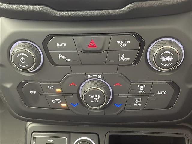 ジープ・レネゲード リミテッド　ワンオーナー　禁煙車　純正メモリナビ　バックカメラ　Ｂｌｕｅｔｏｏｔｈ／ＵＳＢ／ＡＵＸ接続　左右分離オートエアコン　アダプティブクルーズコントロール　ＥＴＣ２．０　純正１７インチアルミホイール（17枚目）