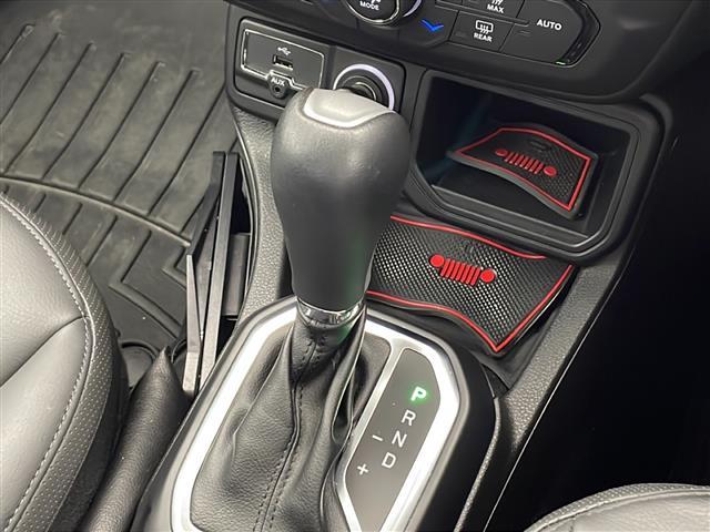 ジープ・レネゲード リミテッド　ワンオーナー　禁煙車　純正メモリナビ　バックカメラ　Ｂｌｕｅｔｏｏｔｈ／ＵＳＢ／ＡＵＸ接続　左右分離オートエアコン　アダプティブクルーズコントロール　ＥＴＣ２．０　純正１７インチアルミホイール（18枚目）