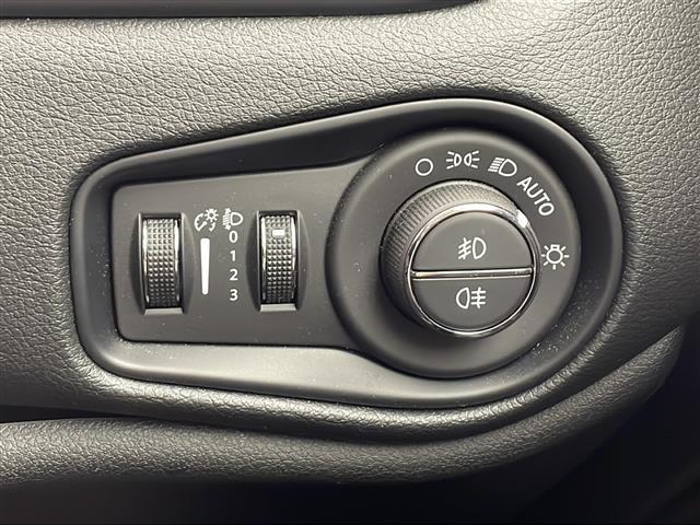 ジープ・レネゲード リミテッド　ワンオーナー　禁煙車　純正メモリナビ　バックカメラ　Ｂｌｕｅｔｏｏｔｈ／ＵＳＢ／ＡＵＸ接続　左右分離オートエアコン　アダプティブクルーズコントロール　ＥＴＣ２．０　純正１７インチアルミホイール（19枚目）