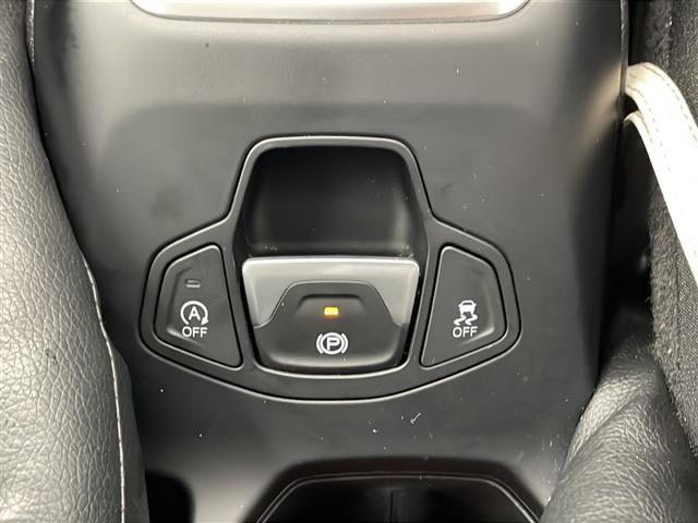ジープ・レネゲード リミテッド　ワンオーナー　禁煙車　純正メモリナビ　バックカメラ　Ｂｌｕｅｔｏｏｔｈ／ＵＳＢ／ＡＵＸ接続　左右分離オートエアコン　アダプティブクルーズコントロール　ＥＴＣ２．０　純正１７インチアルミホイール（20枚目）