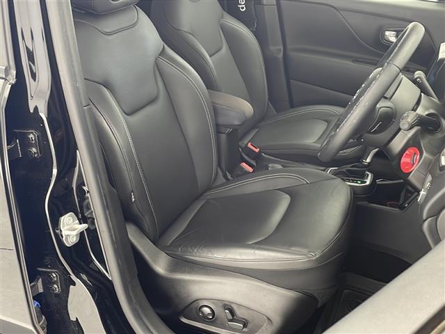ジープ・レネゲード リミテッド　ワンオーナー　禁煙車　純正メモリナビ　バックカメラ　Ｂｌｕｅｔｏｏｔｈ／ＵＳＢ／ＡＵＸ接続　左右分離オートエアコン　アダプティブクルーズコントロール　ＥＴＣ２．０　純正１７インチアルミホイール（23枚目）