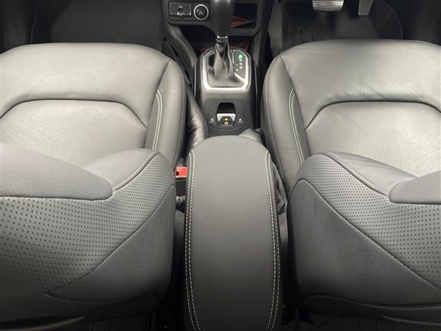 ジープ・レネゲード リミテッド　ワンオーナー　禁煙車　純正メモリナビ　バックカメラ　Ｂｌｕｅｔｏｏｔｈ／ＵＳＢ／ＡＵＸ接続　左右分離オートエアコン　アダプティブクルーズコントロール　ＥＴＣ２．０　純正１７インチアルミホイール（24枚目）