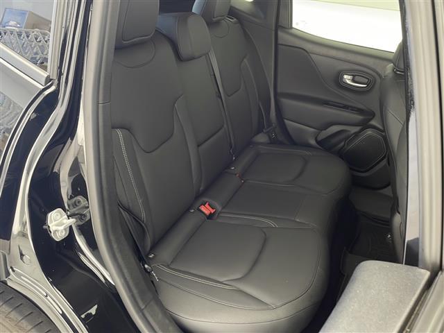 ジープ・レネゲード リミテッド　ワンオーナー　禁煙車　純正メモリナビ　バックカメラ　Ｂｌｕｅｔｏｏｔｈ／ＵＳＢ／ＡＵＸ接続　左右分離オートエアコン　アダプティブクルーズコントロール　ＥＴＣ２．０　純正１７インチアルミホイール（26枚目）
