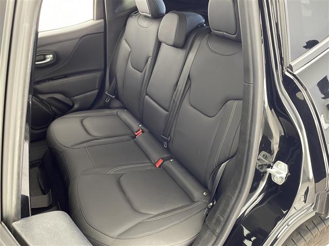 ジープ・レネゲード リミテッド　ワンオーナー　禁煙車　純正メモリナビ　バックカメラ　Ｂｌｕｅｔｏｏｔｈ／ＵＳＢ／ＡＵＸ接続　左右分離オートエアコン　アダプティブクルーズコントロール　ＥＴＣ２．０　純正１７インチアルミホイール（27枚目）