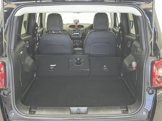 ジープ・レネゲード リミテッド　ワンオーナー　禁煙車　純正メモリナビ　バックカメラ　Ｂｌｕｅｔｏｏｔｈ／ＵＳＢ／ＡＵＸ接続　左右分離オートエアコン　アダプティブクルーズコントロール　ＥＴＣ２．０　純正１７インチアルミホイール（28枚目）
