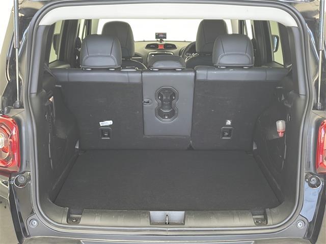 ジープ・レネゲード リミテッド　ワンオーナー　禁煙車　純正メモリナビ　バックカメラ　Ｂｌｕｅｔｏｏｔｈ／ＵＳＢ／ＡＵＸ接続　左右分離オートエアコン　アダプティブクルーズコントロール　ＥＴＣ２．０　純正１７インチアルミホイール（29枚目）