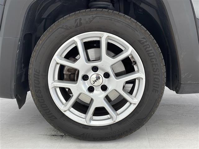 ジープ・レネゲード リミテッド　ワンオーナー　禁煙車　純正メモリナビ　バックカメラ　Ｂｌｕｅｔｏｏｔｈ／ＵＳＢ／ＡＵＸ接続　左右分離オートエアコン　アダプティブクルーズコントロール　ＥＴＣ２．０　純正１７インチアルミホイール（38枚目）