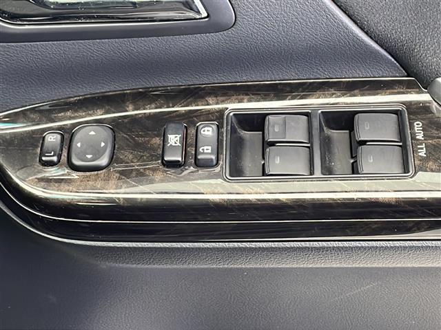 アルファード エンジンスタートボタン/前後コーナーセンサー/バックカメラ/フィリップダウンモニター/パワーシート/ETC/MTモード付AT/電動格納ミラー/オットマン/純正フロアマット/純正アルミホイール/禁煙車(20枚目)