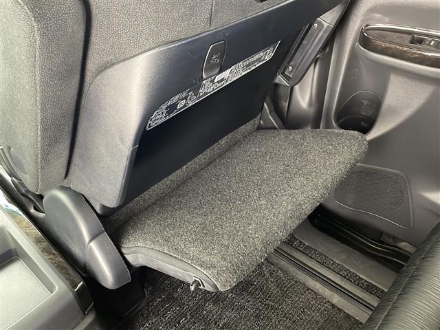 アルファード エンジンスタートボタン/前後コーナーセンサー/バックカメラ/フィリップダウンモニター/パワーシート/ETC/MTモード付AT/電動格納ミラー/オットマン/純正フロアマット/純正アルミホイール/禁煙車(27枚目)