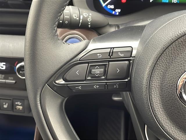 ヤリスクロス ハイブリッドZ エンジンスタートボタン/バックカメラ/全方位カメラ/ブラインドスポットモニター/純正ナビ/ハーフレザーシート/レーンキープアシスト/シートヒーター/オートマッチックハイビーム/純正フロアマット(11枚目)