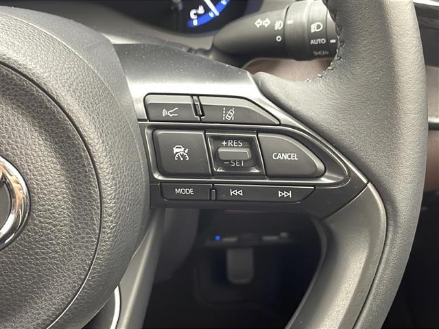 ヤリスクロス ハイブリッドZ エンジンスタートボタン/バックカメラ/全方位カメラ/ブラインドスポットモニター/純正ナビ/ハーフレザーシート/レーンキープアシスト/シートヒーター/オートマッチックハイビーム/純正フロアマット(12枚目)