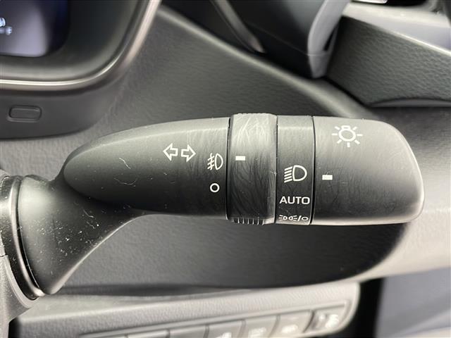 カローラツーリング ハイブリッド　ダブルバイビー　衝突軽減ブレーキ　レーンキープアシスト　レーダークルーズコントロール　オートマチックハイビーム　純正メモリナビ　バックカメラ　ＥＴＣ　ドラレコ　ハーフレザーシート　ステアリングヒーター　スマートキー（13枚目）