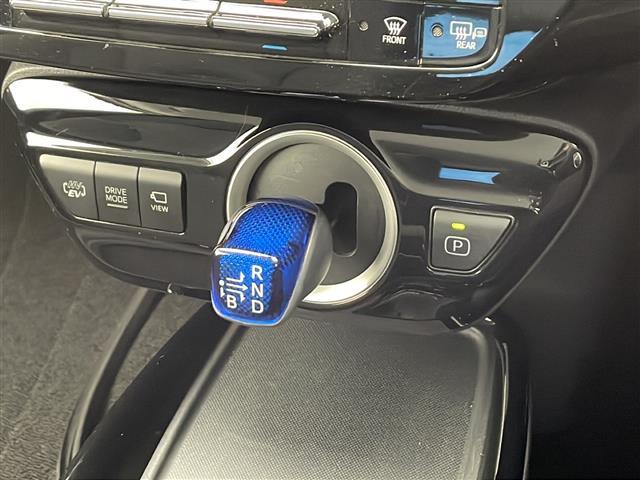 プリウスPHV Sセーフティパッケージ 純正ディスプレイオーディオ トヨタセーフティセンス レーダークルーズコントロール 衝突軽減ブレーキ 全方位カメラ BSM ビルトインETC 前方ドラレコ 充電プラグあり フロアマット トノカバー(17枚目)