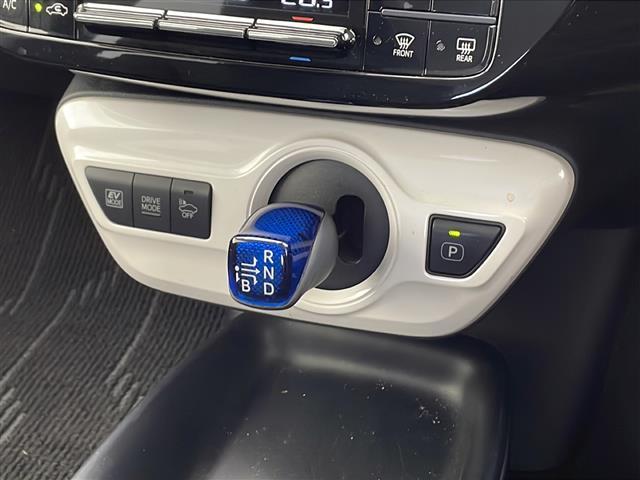 プリウス S 衝突軽減ブレーキ レーンキープアシスト レーダークルーズコントロール オートマチックハイビーム 純正SDナビ バックカメラ ETC ドラレコ 純正フロアマット LEDヘッドライト 電動格納ミラー(17枚目)