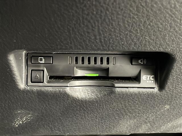 Ｃ－ＨＲ Ｇ　モード　ネロ　ＴＳＳ　純正９インチナビ（ＢＴ／ＴＶ／ＤＶＤ／ＣＤ）　ＥＴＣ　シートヒーター　革巻ハンドル　ステアリングスイッチ　オートライト　フォグ　電子パーキング　ブレーキホールド　ＴＲＤエアロ　バックカメラ（5枚目）