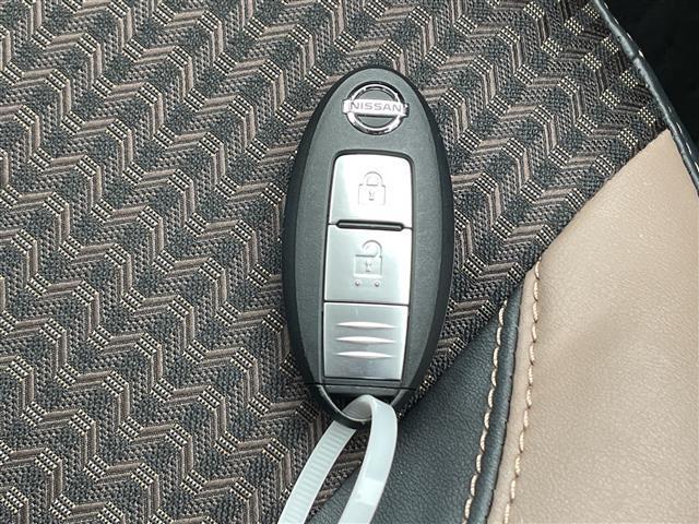 ノート ｅ－パワー　メダリスト　エマージェンシーブレーキ　車線逸脱警報　前後コーナーセンサー　社外ナビ　地デジＴＶ　アラウンドビュー　ＥＴＣ　デジタルインナーミラー　純正ドライブレコーダー　ハーフレザー　プッシュスタート（13枚目）