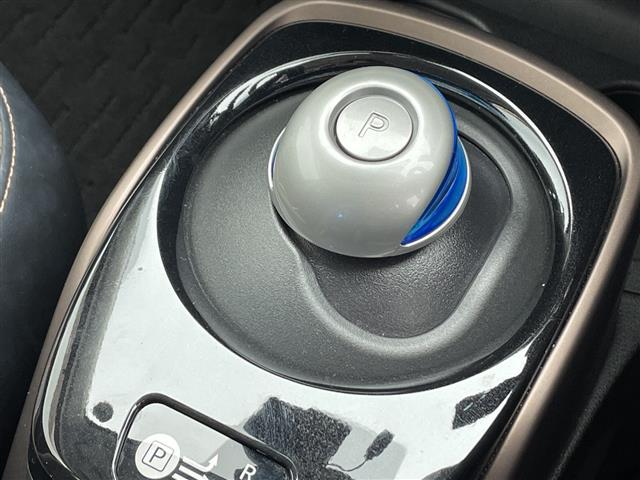 ノート ｅ－パワー　メダリスト　エマージェンシーブレーキ　車線逸脱警報　前後コーナーセンサー　社外ナビ　地デジＴＶ　アラウンドビュー　ＥＴＣ　デジタルインナーミラー　純正ドライブレコーダー　ハーフレザー　プッシュスタート（14枚目）
