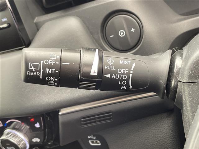 ヴェゼル ｅ：ＨＥＶ　Ｚ　ホンダコネクトナビ　ＢＴ　ＴＶ　カープレイ　ホンダセンシング　レーダークルーズコントロール　衝突軽減ブレーキ　ＢＳＭ　シートヒーター　ハンドルヒーター　ワイヤレス充電　ＥＴＣ２．０　前後ドラレコ（12枚目）