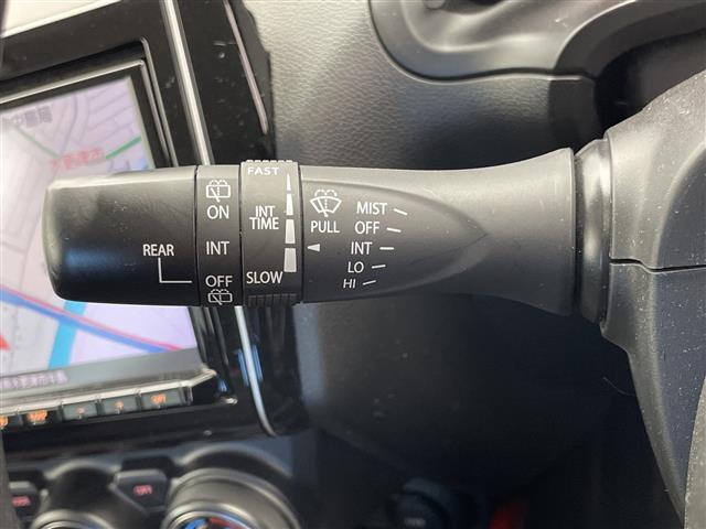 スイフトスポーツ ベースグレード 衝突軽減 ダブルサイドエアバック カーテンエアバック 横滑り防止 レーンキープアシスト コーナーセンサー 直噴ターボ ディラーTVナビ BT/CD/DVD/USB/SD 純正フロアマット オートライト(9枚目)