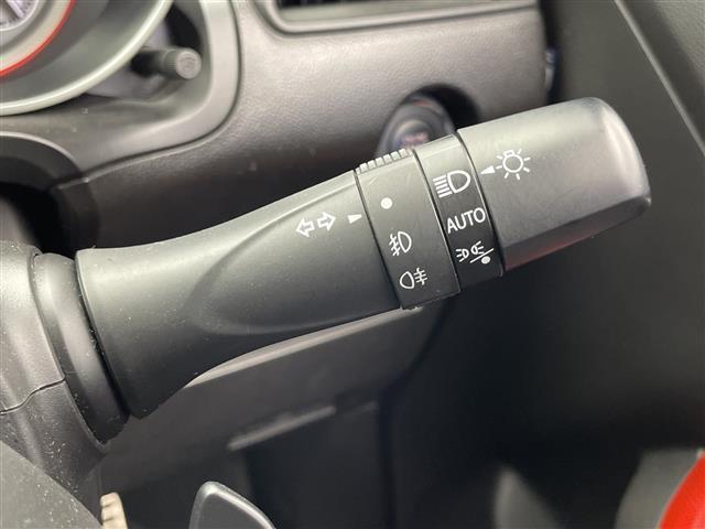 スイフトスポーツ ベースグレード 衝突軽減 ダブルサイドエアバック カーテンエアバック 横滑り防止 レーンキープアシスト コーナーセンサー 直噴ターボ ディラーTVナビ BT/CD/DVD/USB/SD 純正フロアマット オートライト(12枚目)