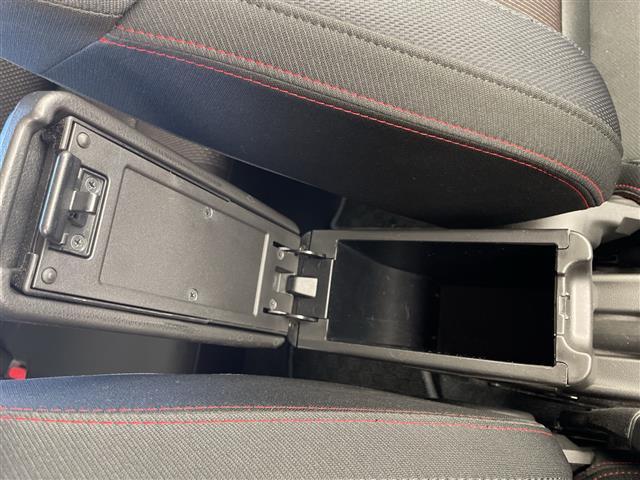 スイフトスポーツ ベースグレード 衝突軽減 ダブルサイドエアバック カーテンエアバック 横滑り防止 レーンキープアシスト コーナーセンサー 直噴ターボ ディラーTVナビ BT/CD/DVD/USB/SD 純正フロアマット オートライト(21枚目)