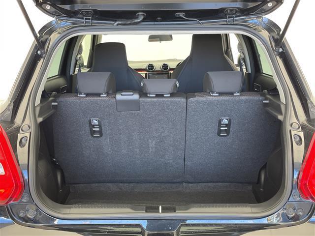 スイフトスポーツ ベースグレード 衝突軽減 ダブルサイドエアバック カーテンエアバック 横滑り防止 レーンキープアシスト コーナーセンサー 直噴ターボ ディラーTVナビ BT/CD/DVD/USB/SD 純正フロアマット オートライト(30枚目)