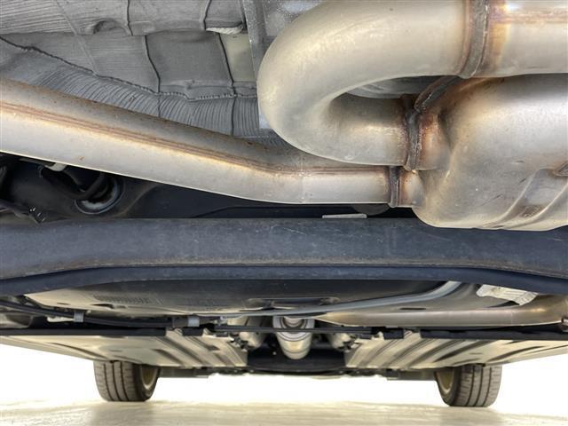 スイフトスポーツ ベースグレード 衝突軽減 ダブルサイドエアバック カーテンエアバック 横滑り防止 レーンキープアシスト コーナーセンサー 直噴ターボ ディラーTVナビ BT/CD/DVD/USB/SD 純正フロアマット オートライト(42枚目)